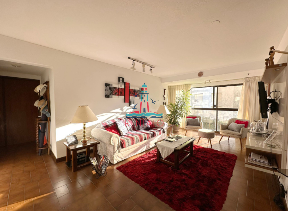 Apartamento ID.594 - Vende Apartamento frente al mar en Brava, Punta del Este de 2 dormitorios.