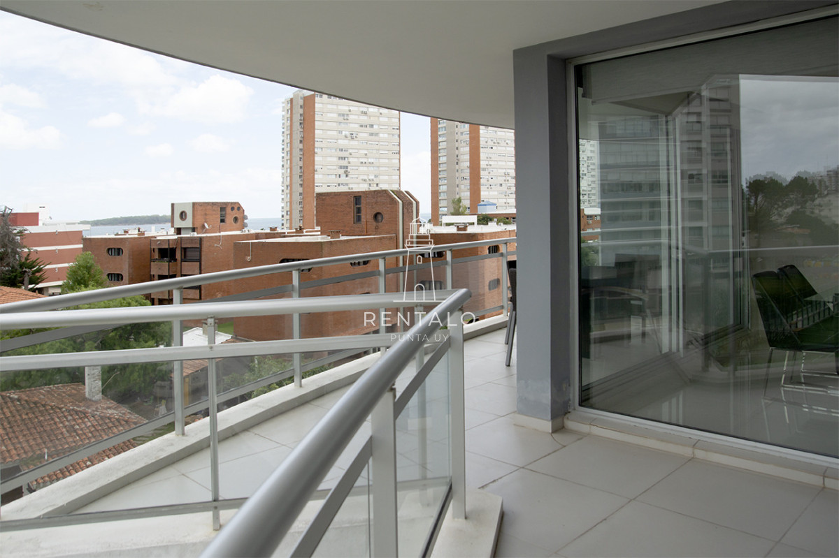 Apartamento ID.1043 - Apartamento de 3 Dormitorios en Playa Mansa en venta  - A Pasos del Mar