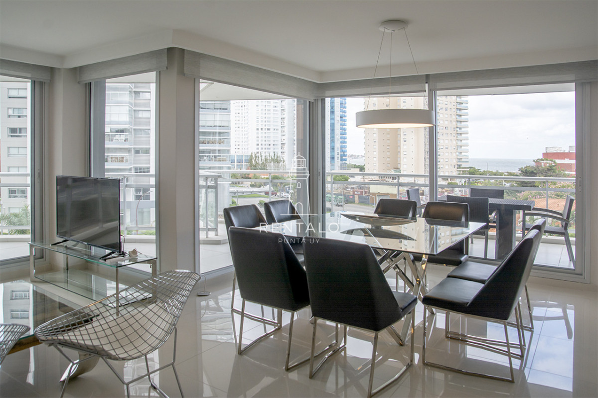 Apartamento ID.1043 - Apartamento de 3 Dormitorios en Playa Mansa en venta  - A Pasos del Mar