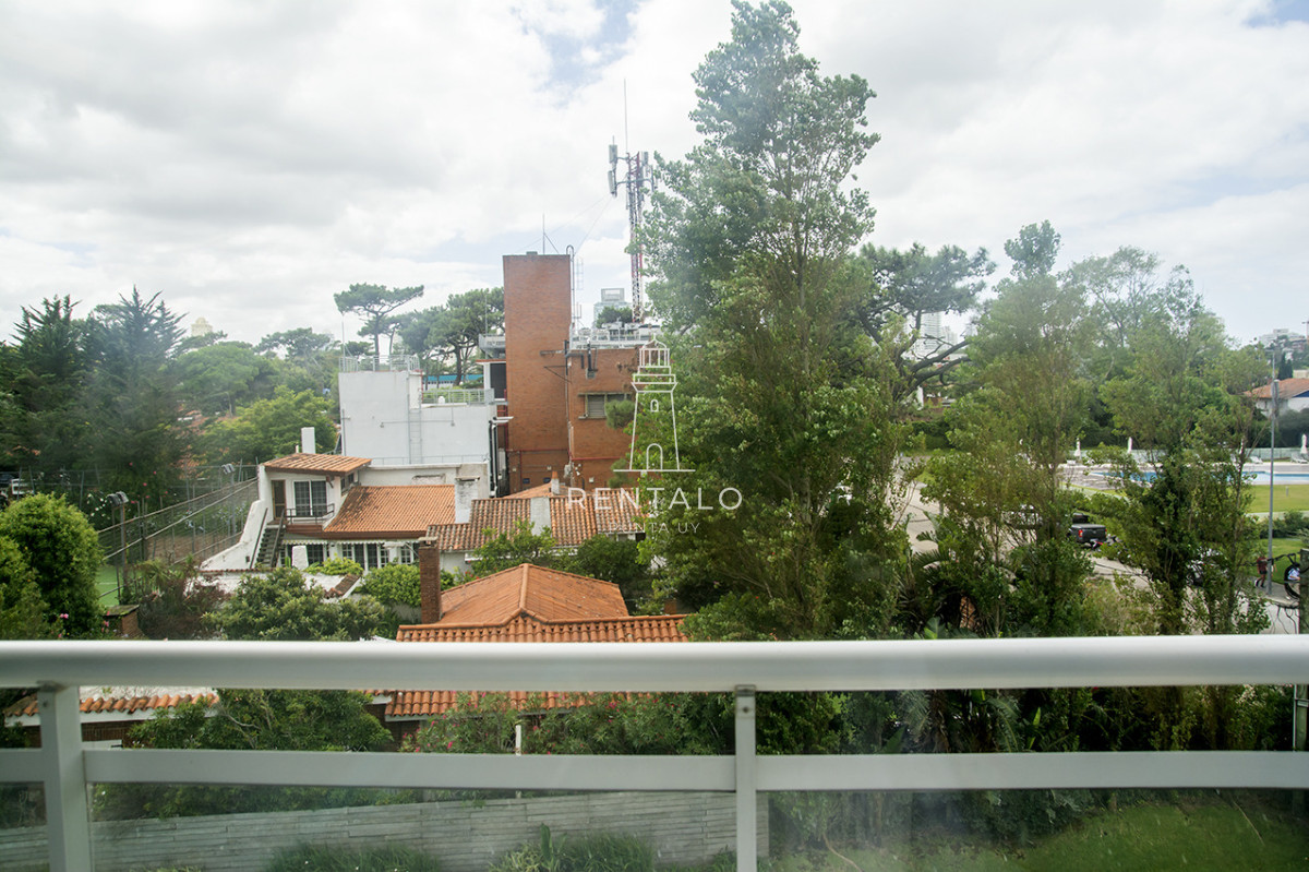 Apartamento ID.1043 - Apartamento de 3 Dormitorios en Playa Mansa en venta  - A Pasos del Mar