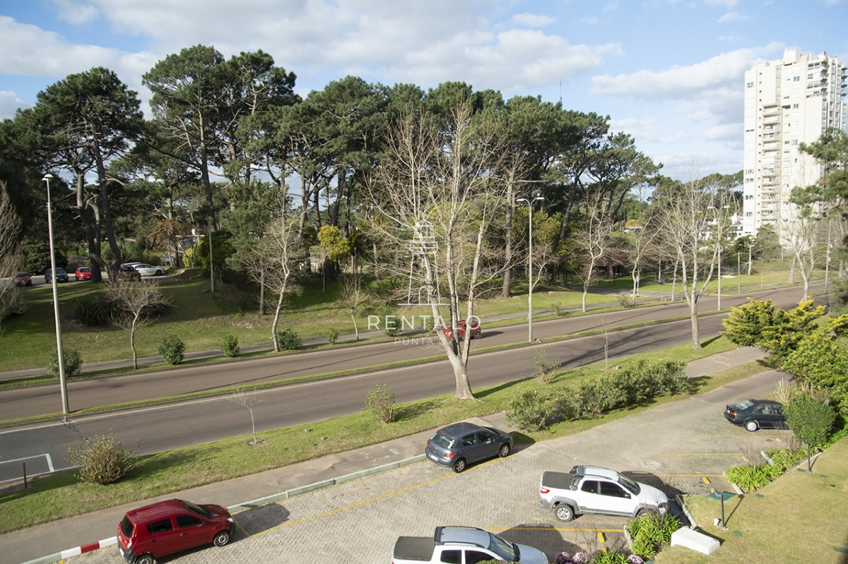 Apartamento ID.859 - Apartamento en venta de 2 dormitorios en Parada 18 de Av. Roosevelt, Punta del Este