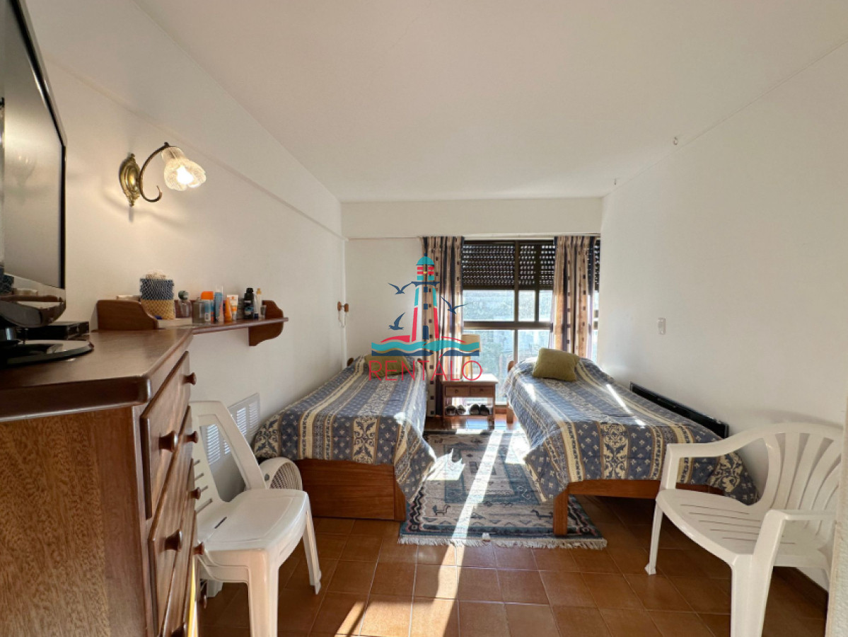 Apartamento ID.594 - Vende Apartamento frente al mar en Brava, Punta del Este de 2 dormitorios.