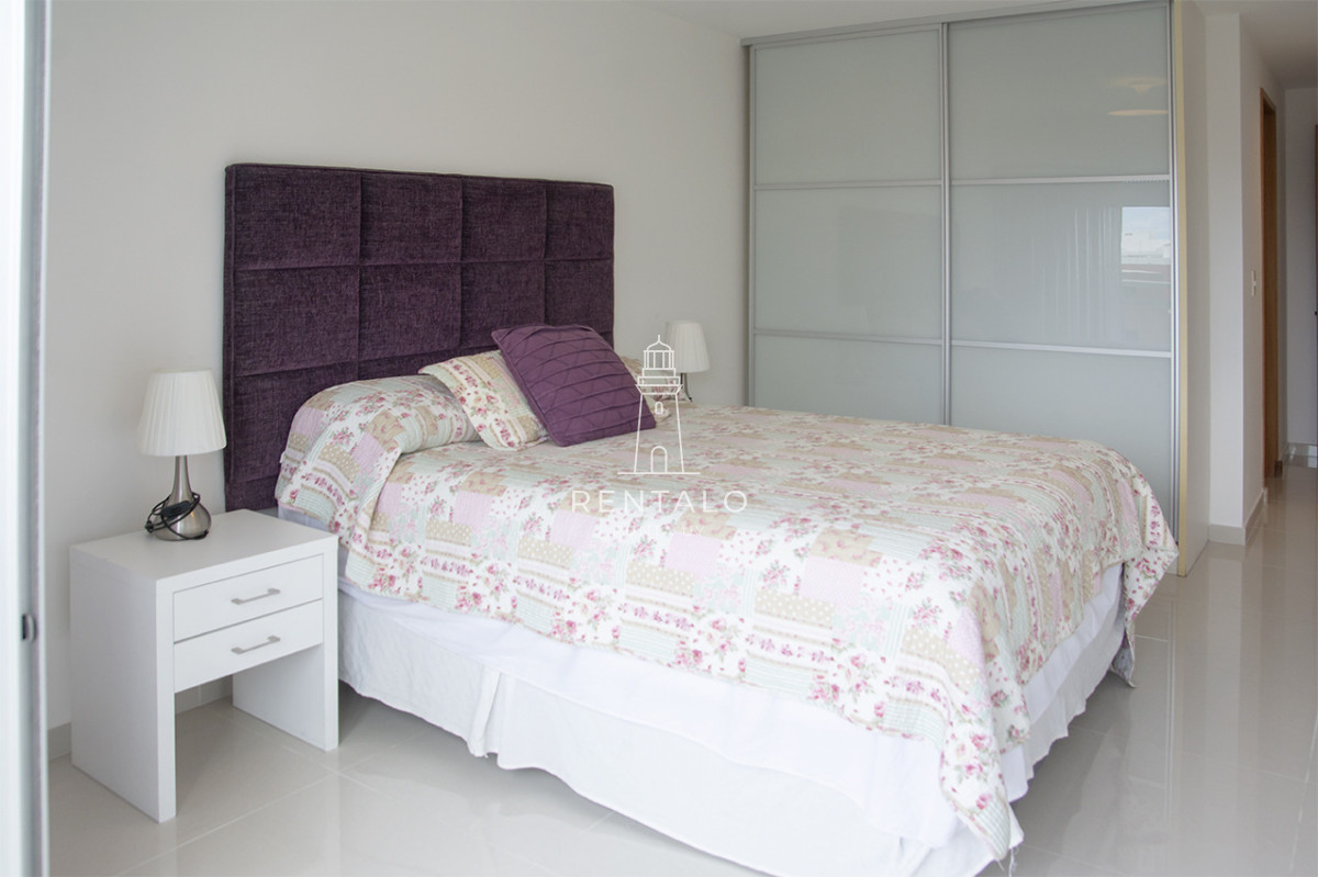 Apartamento ID.1043 - Apartamento de 3 Dormitorios en Playa Mansa en venta  - A Pasos del Mar