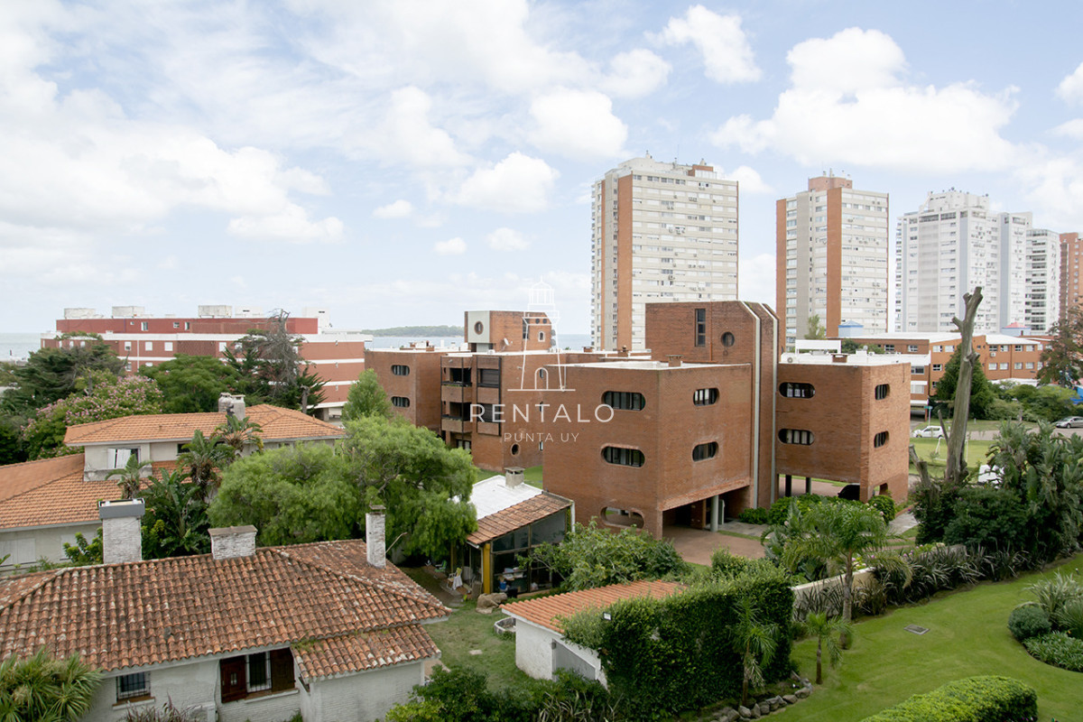 Apartamento ID.1043 - Apartamento de 3 Dormitorios en Playa Mansa en venta  - A Pasos del Mar