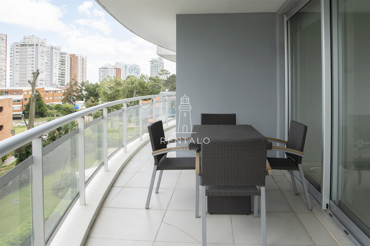Apartamento ID.1043 - Apartamento de 3 Dormitorios en Playa Mansa en venta  - A Pasos del Mar