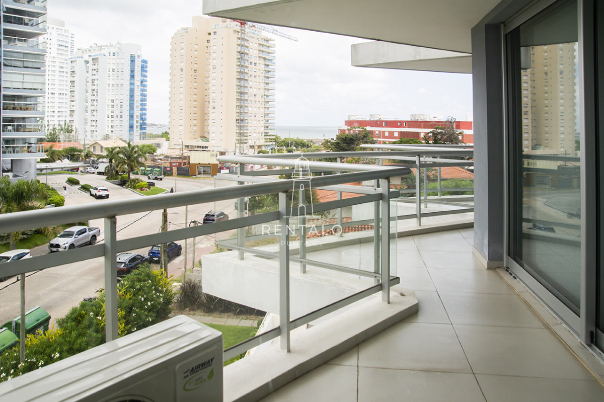 Apartamento ID.1043 - Apartamento de 3 Dormitorios en Playa Mansa en venta  - A Pasos del Mar