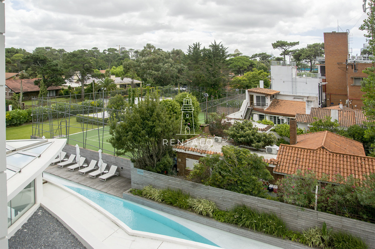Apartamento ID.1043 - Apartamento de 3 Dormitorios en Playa Mansa en venta  - A Pasos del Mar