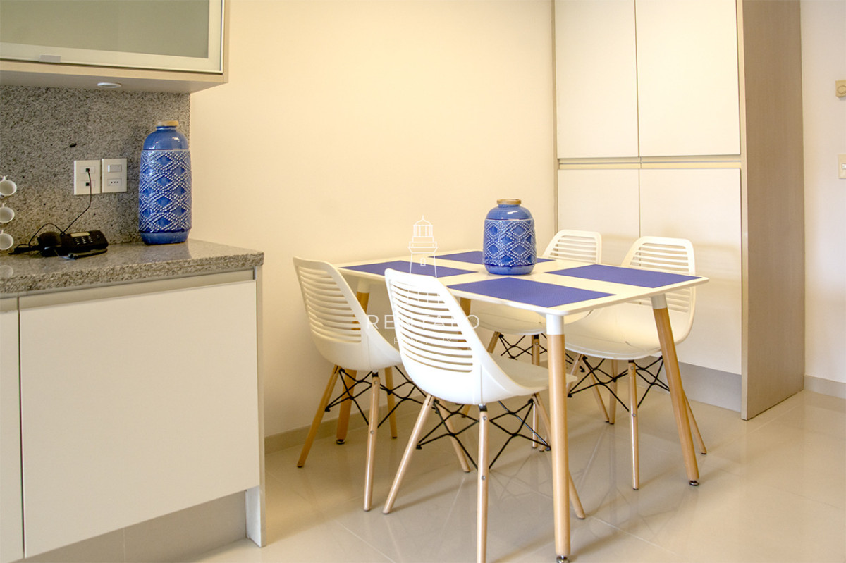 Apartamento ID.1043 - Apartamento de 3 Dormitorios en Playa Mansa en venta  - A Pasos del Mar