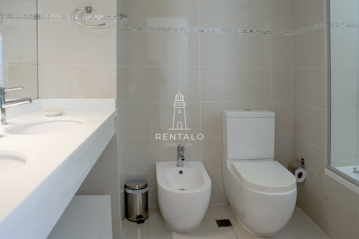 Apartamento ID.1043 - Apartamento de 3 Dormitorios en Playa Mansa en venta  - A Pasos del Mar
