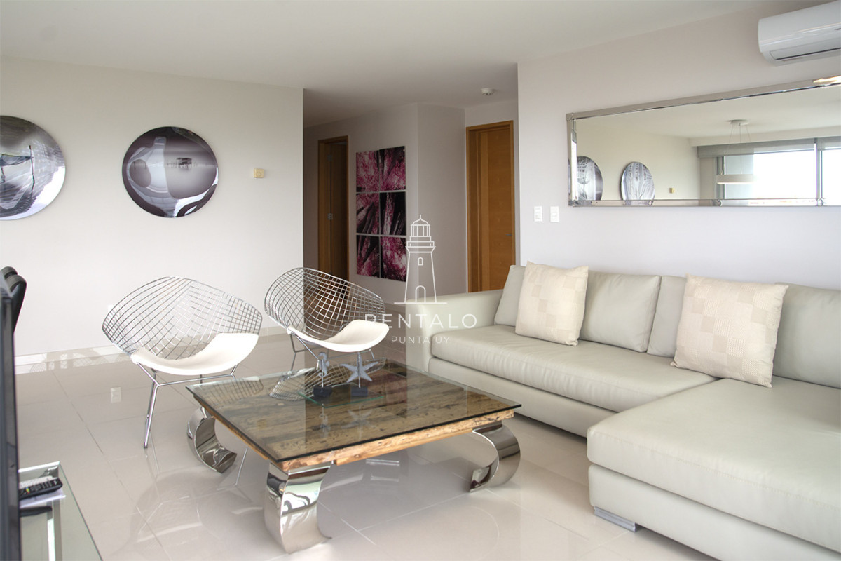 Apartamento ID.1043 - Apartamento de 3 Dormitorios en Playa Mansa en venta  - A Pasos del Mar