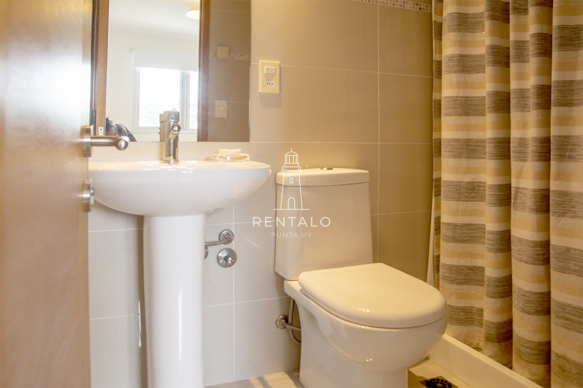 Apartamento ID.1043 - Apartamento de 3 Dormitorios en Playa Mansa en venta  - A Pasos del Mar