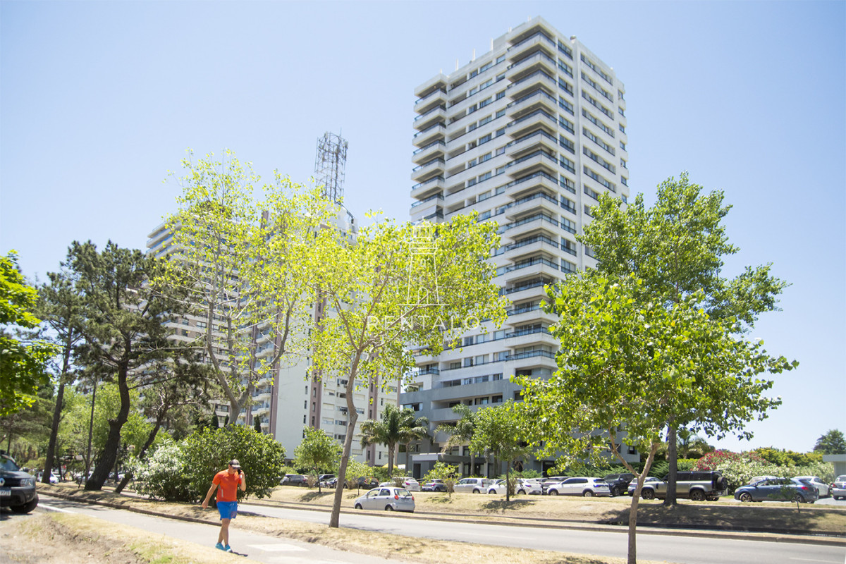 Apartamento ID.857 - Vende apto de 2 dormitorios con vista al mar en Punta del este