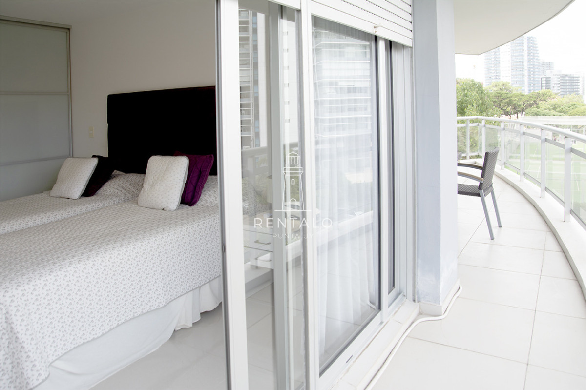 Apartamento ID.1043 - Apartamento de 3 Dormitorios en Playa Mansa en venta  - A Pasos del Mar
