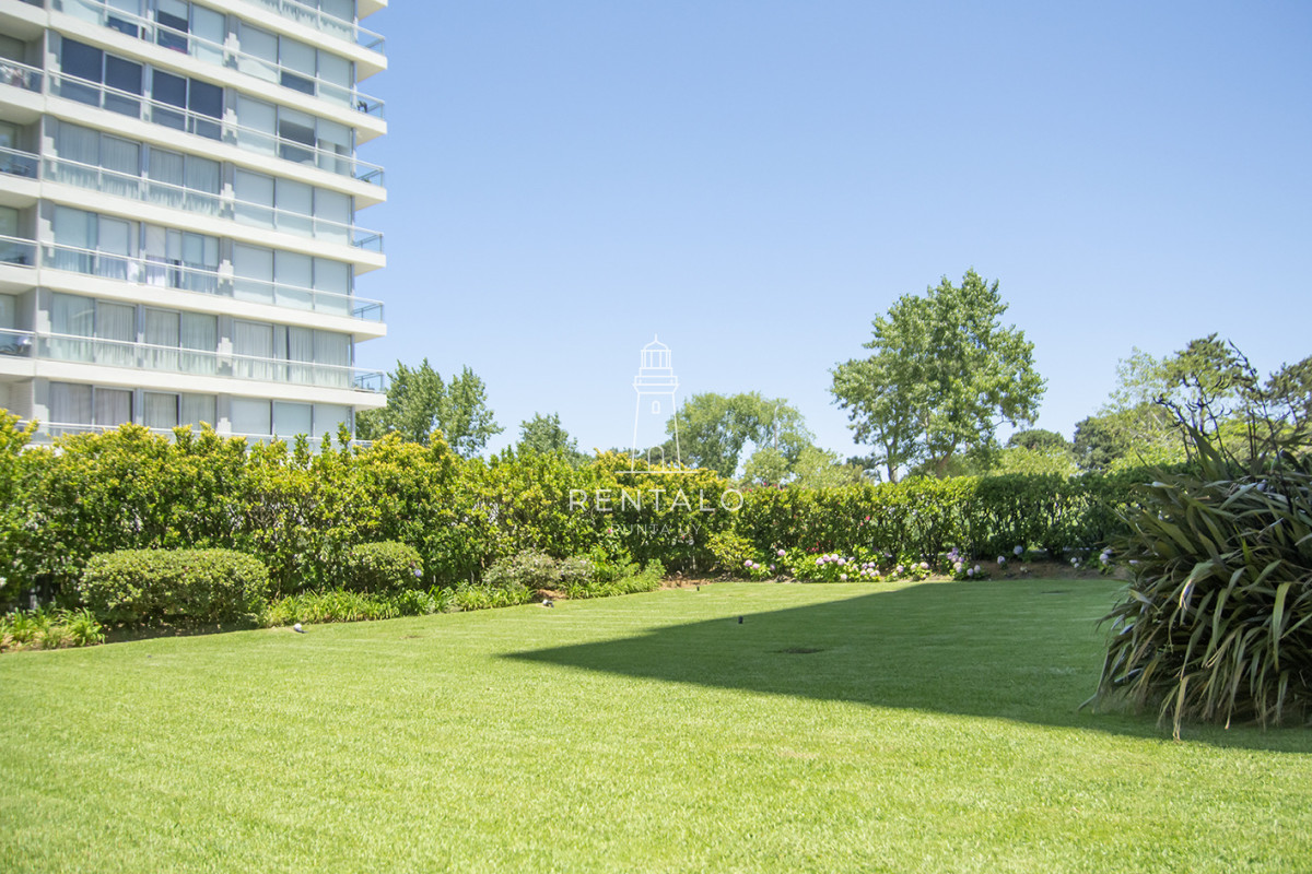 Apartamento ID.857 - Vende apto de 2 dormitorios con vista al mar en Punta del este