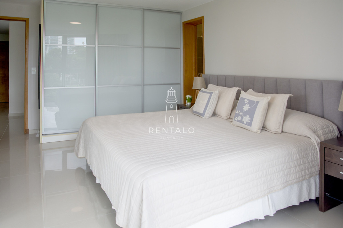 Apartamento ID.1043 - Apartamento de 3 Dormitorios en Playa Mansa en venta  - A Pasos del Mar