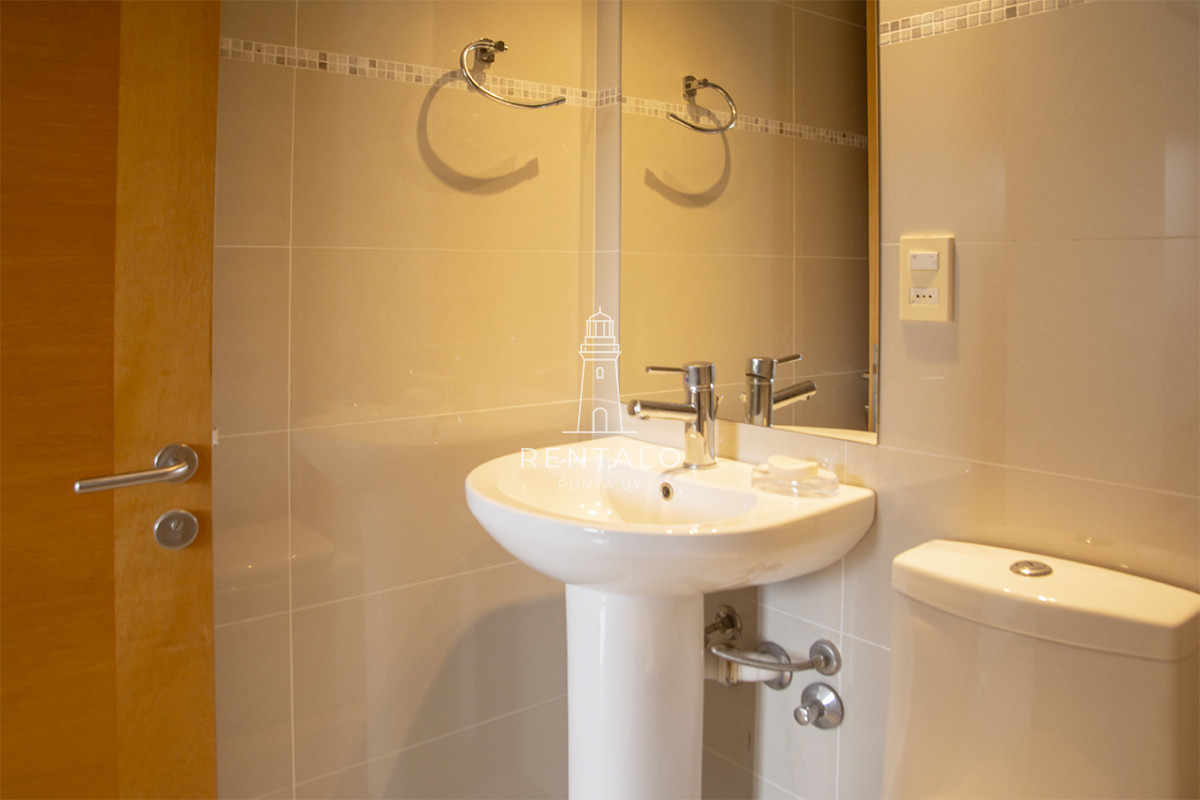 Apartamento ID.1043 - Apartamento de 3 Dormitorios en Playa Mansa en venta  - A Pasos del Mar