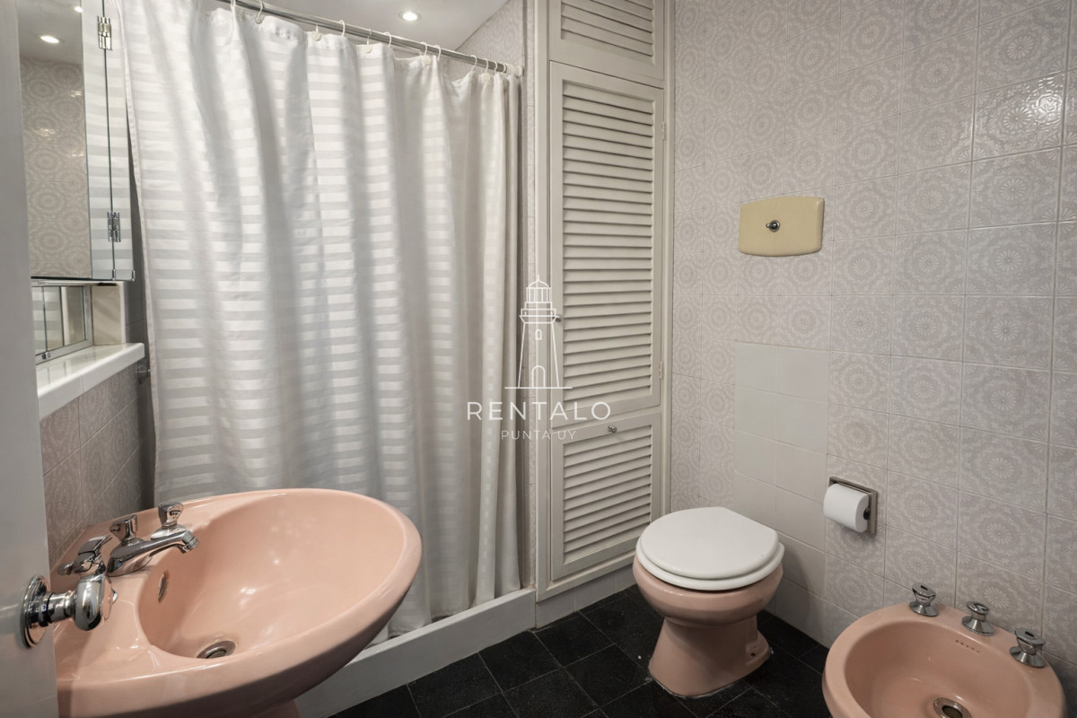 Apartamento ID.944 - En venta apartamento de 2 dormitorios y medio, esquinero en Arcobaleno, Punta del Este