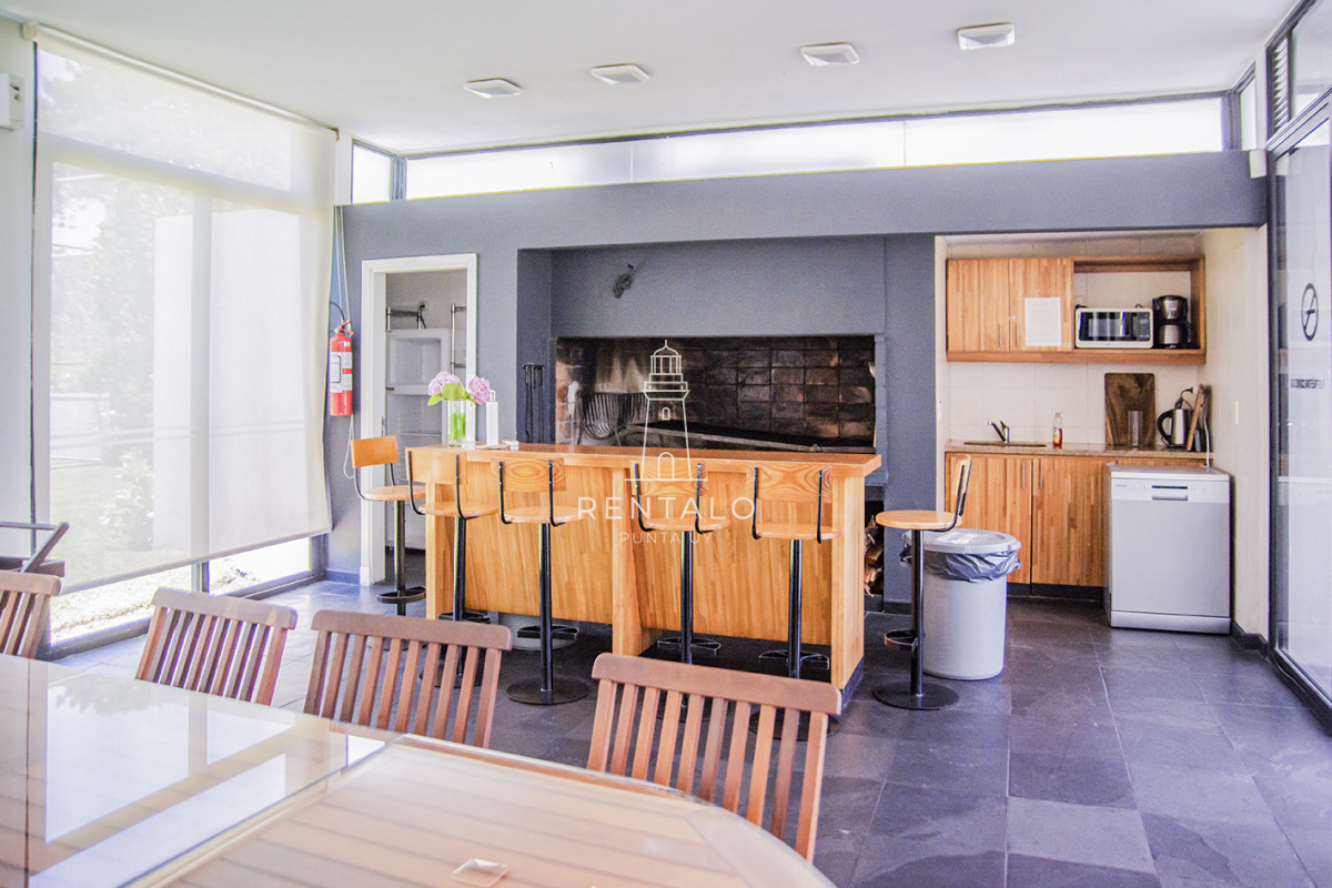 Apartamento ID.857 - Vende apto de 2 dormitorios con vista al mar en Punta del este