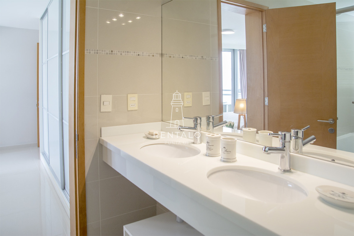 Apartamento ID.1043 - Apartamento de 3 Dormitorios en Playa Mansa en venta  - A Pasos del Mar
