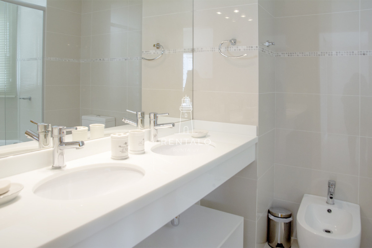 Apartamento ID.1043 - Apartamento de 3 Dormitorios en Playa Mansa en venta  - A Pasos del Mar