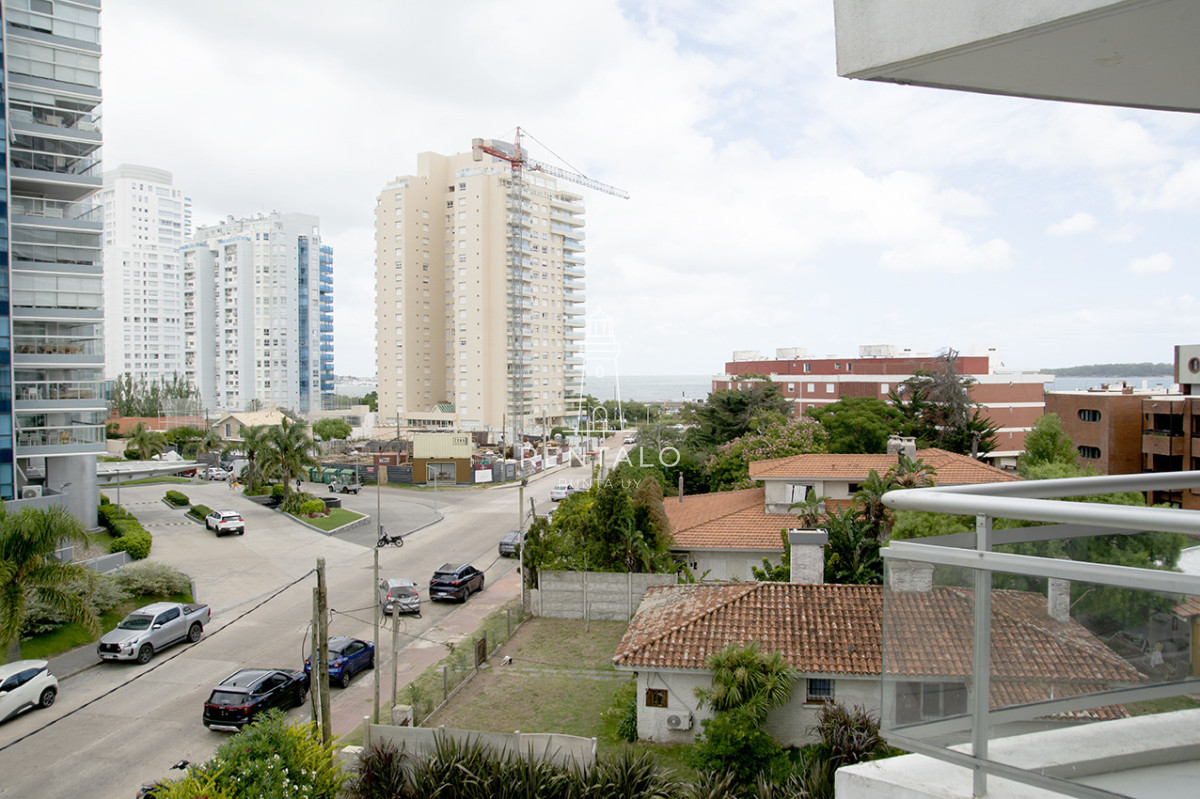 Apartamento ID.1043 - Apartamento de 3 Dormitorios en Playa Mansa en venta  - A Pasos del Mar