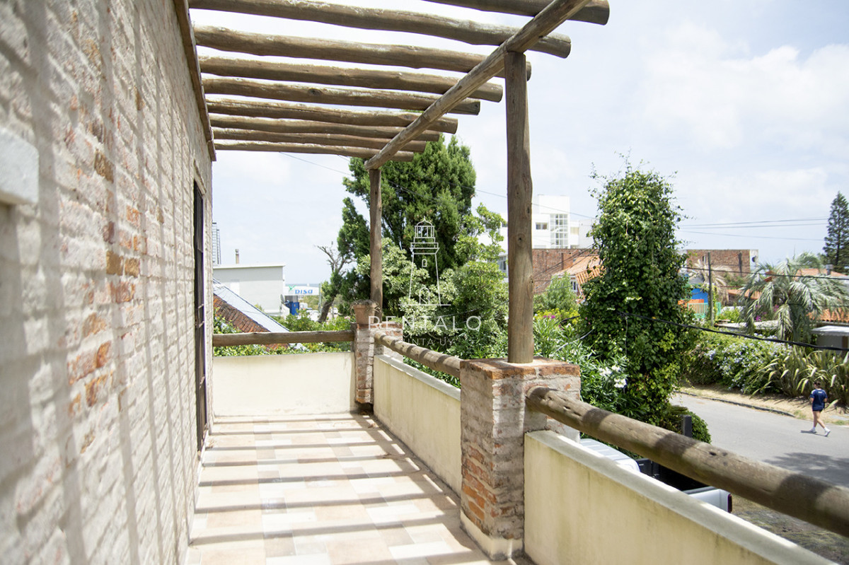 Casa ID.936 - Casa en venta chalet de 5 dormitorios en venta a pasos de Playa Mansa Punta del Este