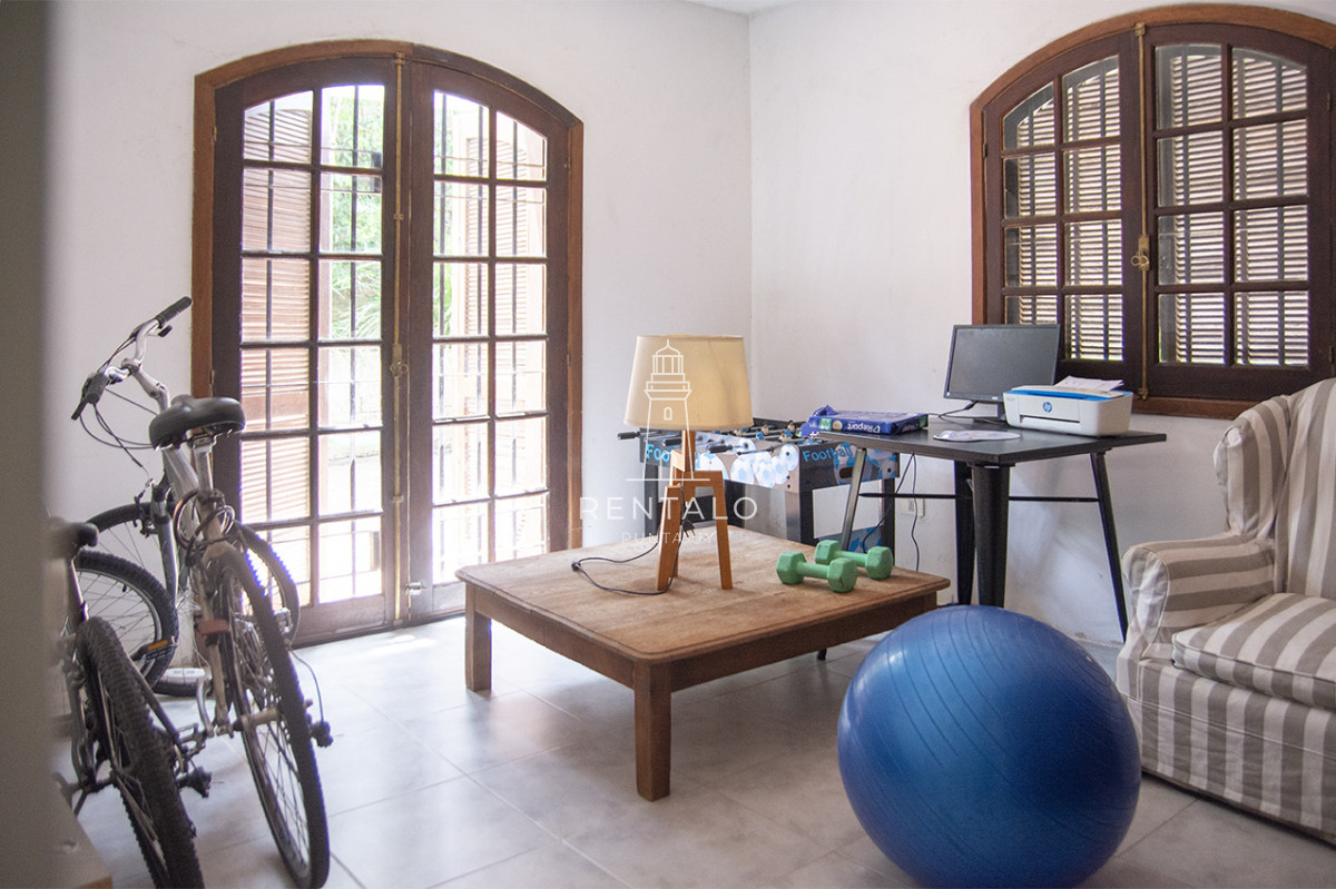 Casa ID.936 - Casa en venta chalet de 5 dormitorios en venta a pasos de Playa Mansa Punta del Este