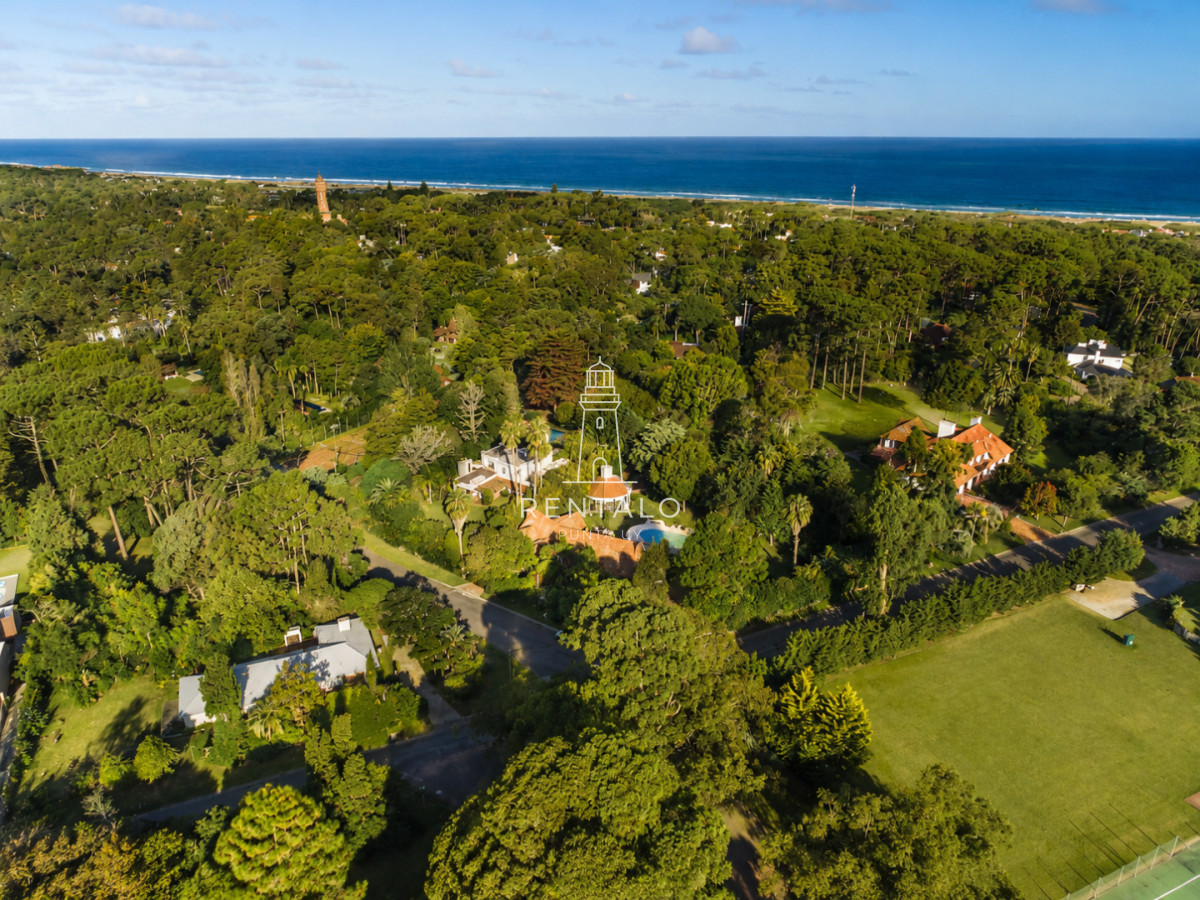 Casa ID.896 - Casa en Venta 7 dormitorios en Punta del este Golf