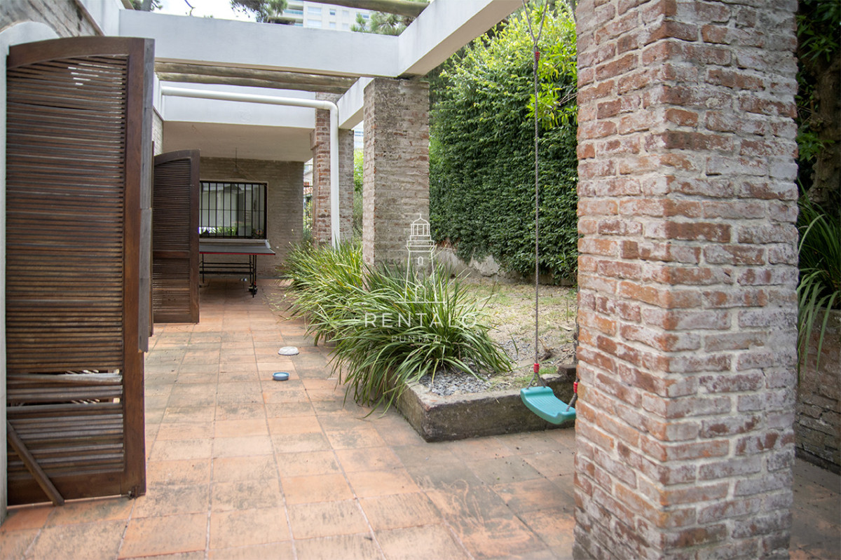 Casa ID.936 - Casa en venta chalet de 5 dormitorios en venta a pasos de Playa Mansa Punta del Este