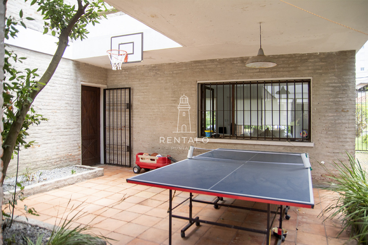 Casa ID.936 - Casa en venta chalet de 5 dormitorios en venta a pasos de Playa Mansa Punta del Este