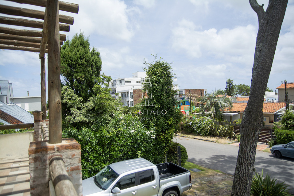 Casa ID.936 - Casa en venta chalet de 5 dormitorios en venta a pasos de Playa Mansa Punta del Este