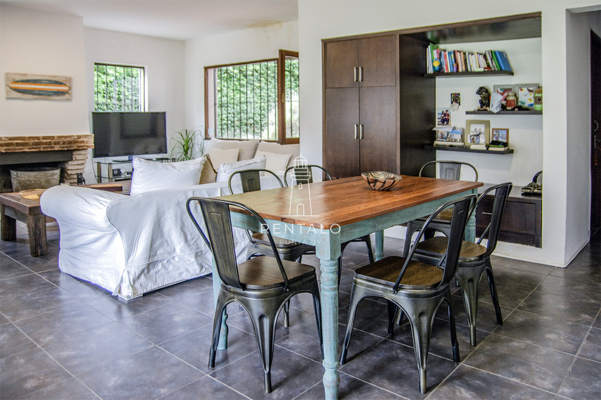 Casa ID.936 - Casa en venta chalet de 5 dormitorios en venta a pasos de Playa Mansa Punta del Este