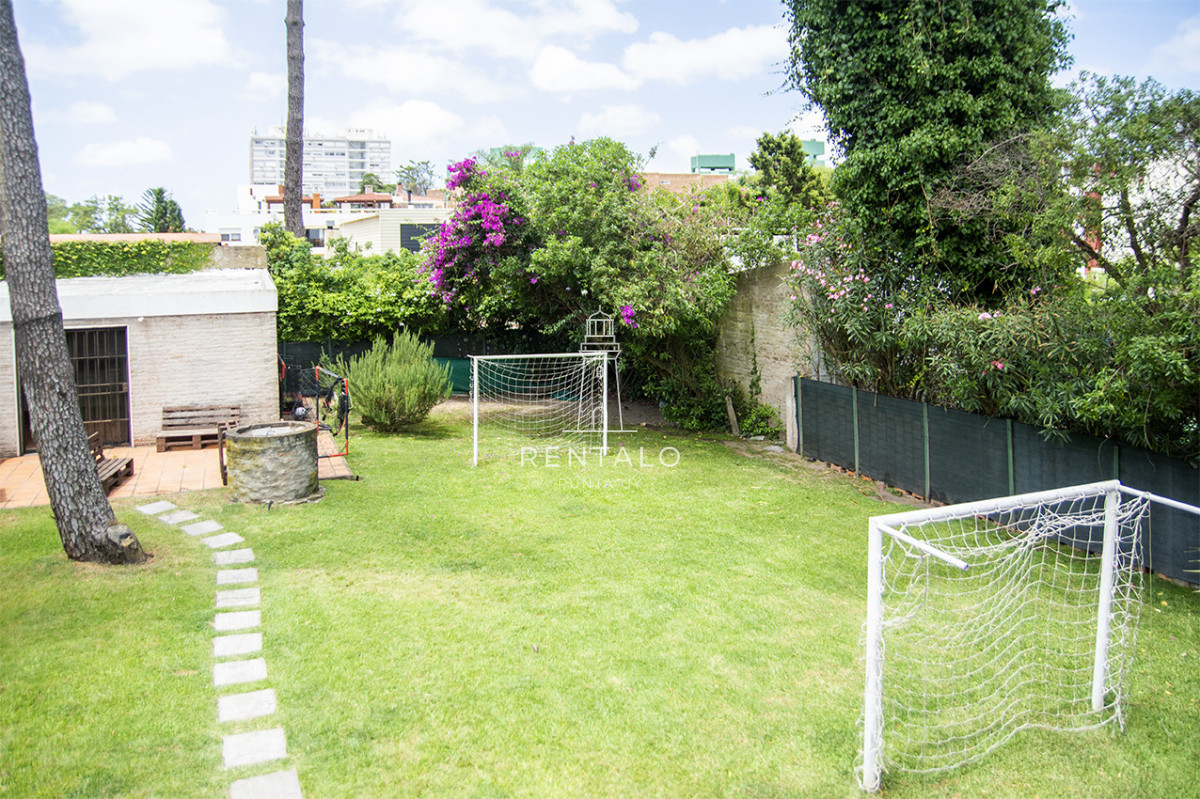 Casa ID.936 - Casa en venta chalet de 5 dormitorios en venta a pasos de Playa Mansa Punta del Este