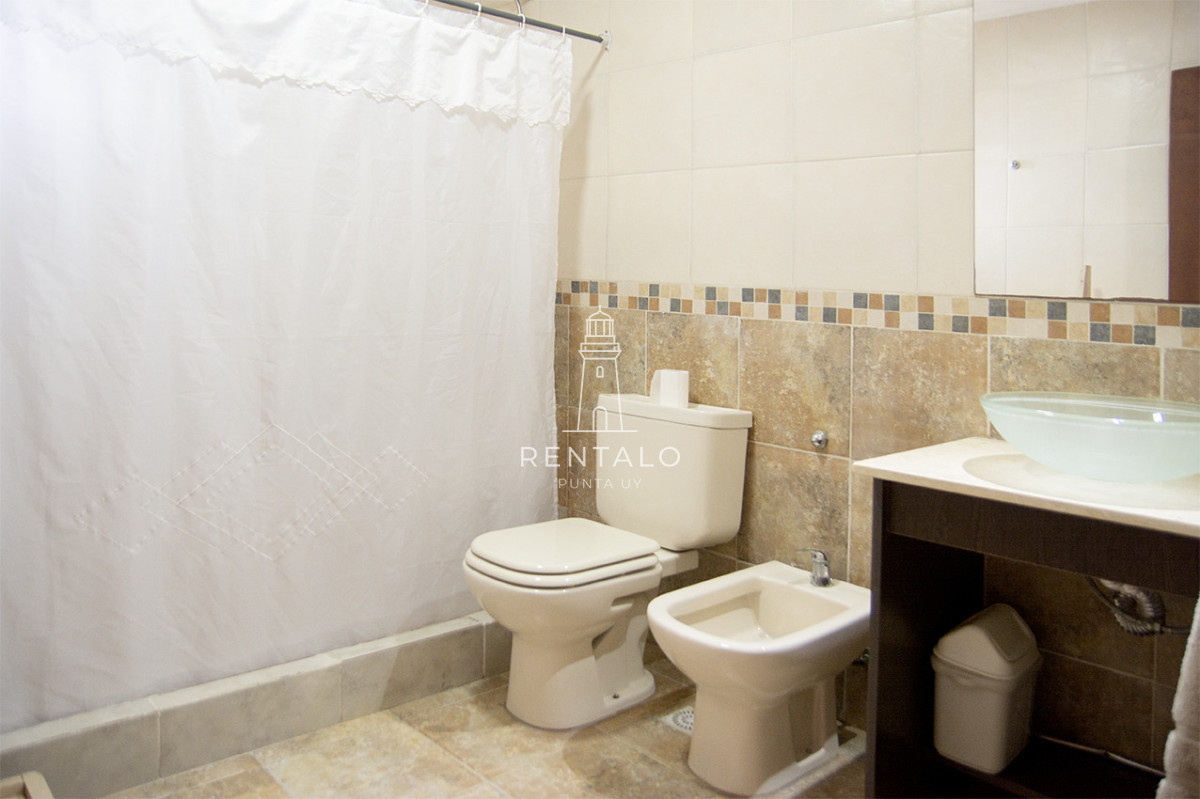 Casa ID.936 - Casa en venta chalet de 5 dormitorios en venta a pasos de Playa Mansa Punta del Este