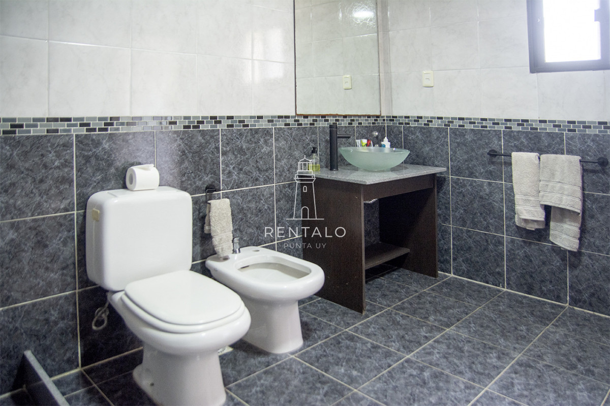 Casa ID.936 - Casa en venta chalet de 5 dormitorios en venta a pasos de Playa Mansa Punta del Este