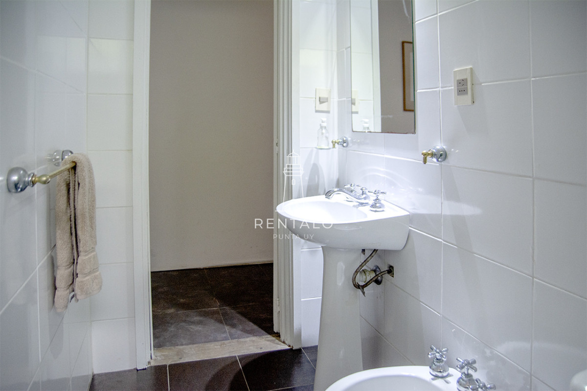 Casa ID.936 - Casa en venta chalet de 5 dormitorios en venta a pasos de Playa Mansa Punta del Este