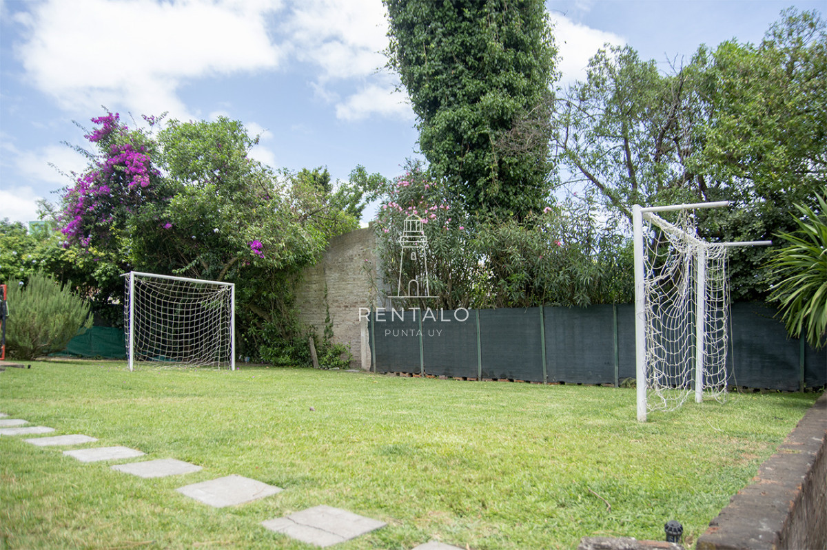 Casa ID.936 - Casa en venta chalet de 5 dormitorios en venta a pasos de Playa Mansa Punta del Este