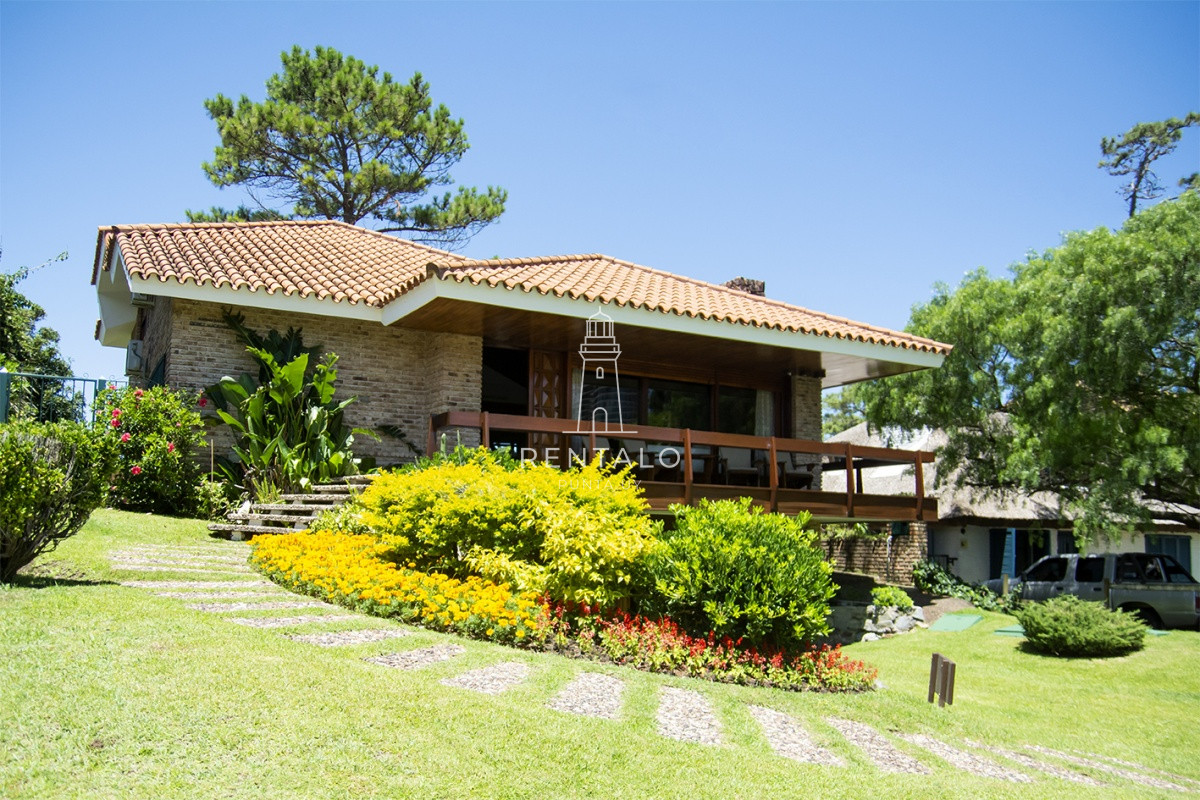 Casa ID.931 - Hermosa casa en venta a pocos metros del mar.