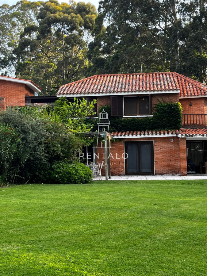 Casa ID.854 - Alquiler anual Casa 3 dormitorios en barrio privado Punta del Este