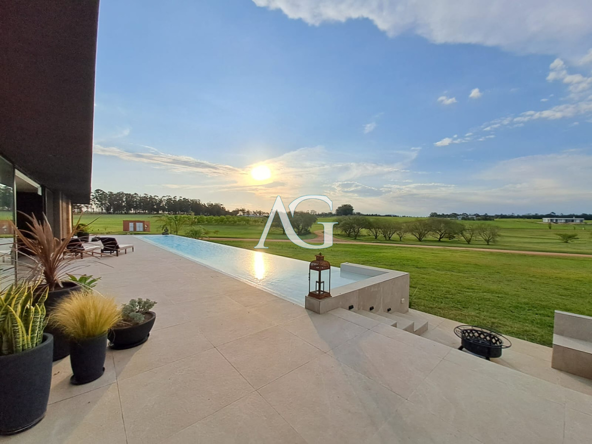 Casa ID.484 - Espectacular chacra con chalet en venta de un estilo minimalista, 2 dormitorios.