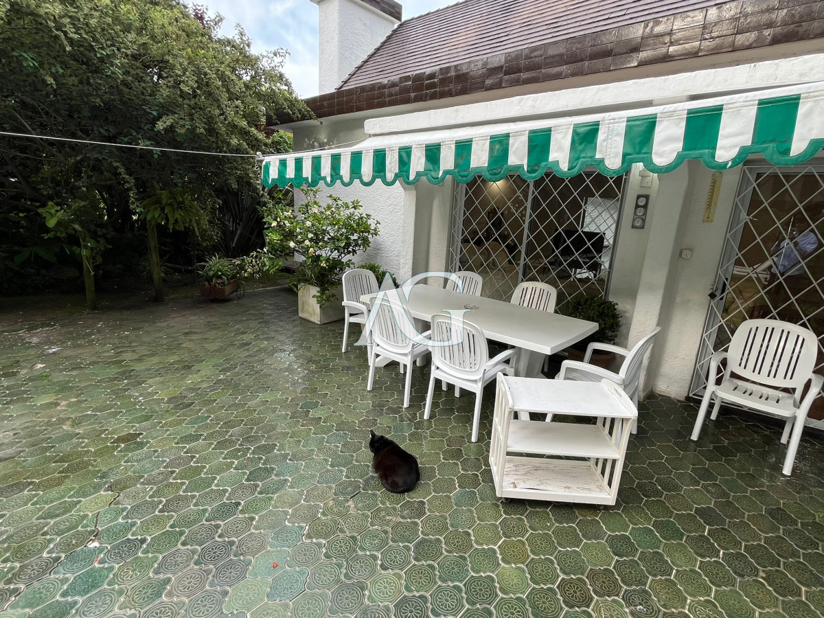 Casa ID.407 - Hermosa Casa en venta de 4 dormitorios en Cantegril, Punta del este. 