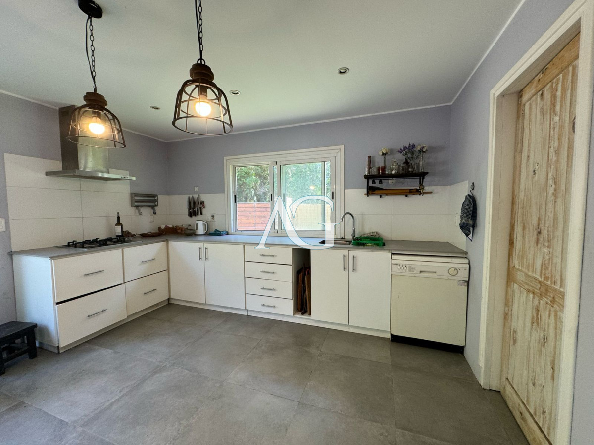 Casa ID.403 - En venta casa de 3 dormitorios, con piscina y barbacoa, en Barrio Golf, Punta Este