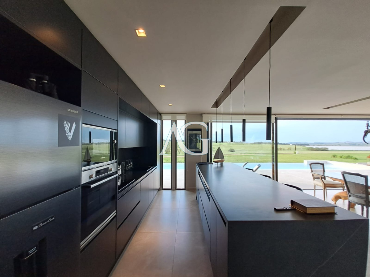 Casa ID.484 - Espectacular chacra con chalet en venta de un estilo minimalista, 2 dormitorios.