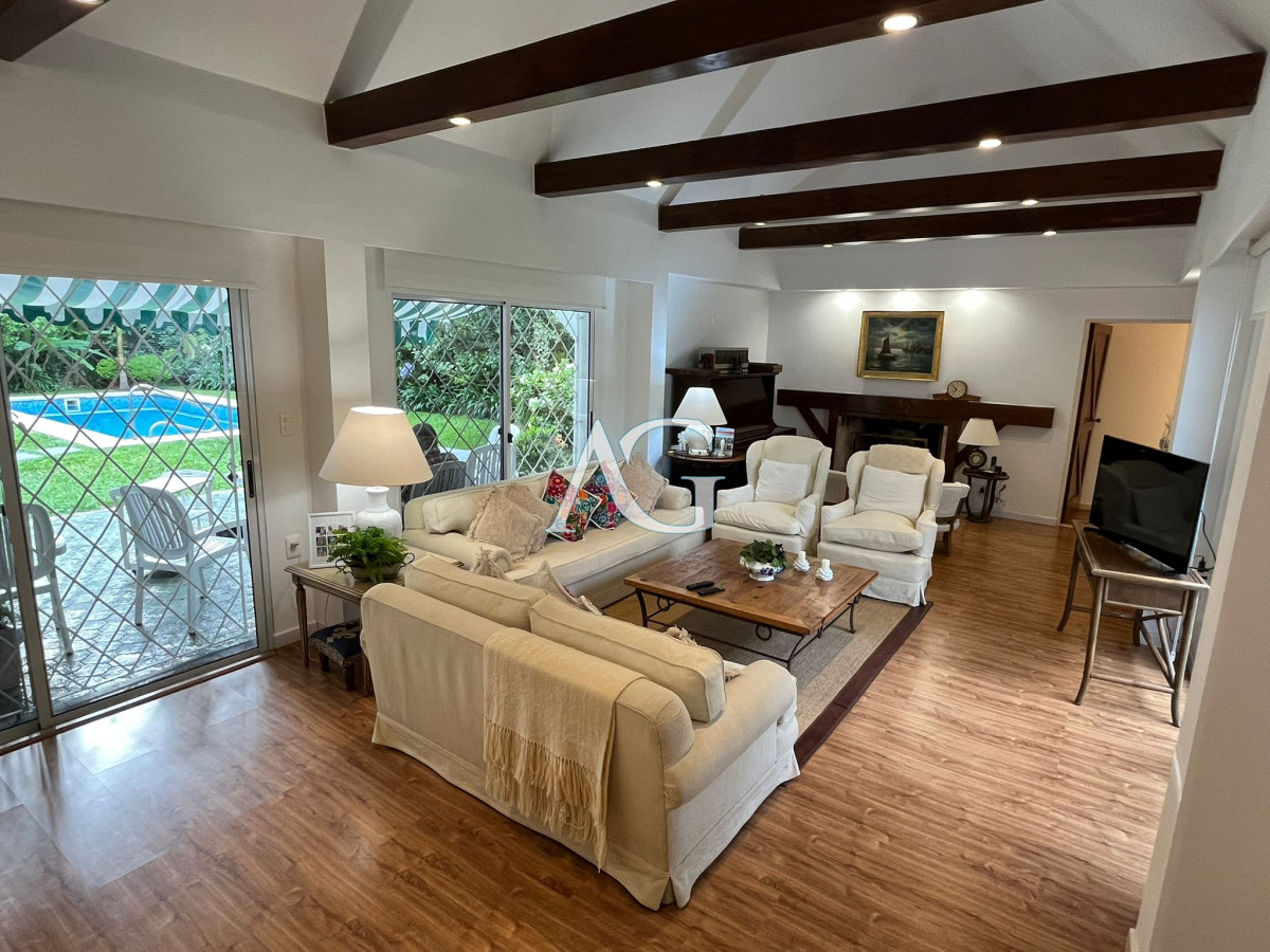 Casa ID.407 - Hermosa Casa en venta de 4 dormitorios en Cantegril, Punta del este. 