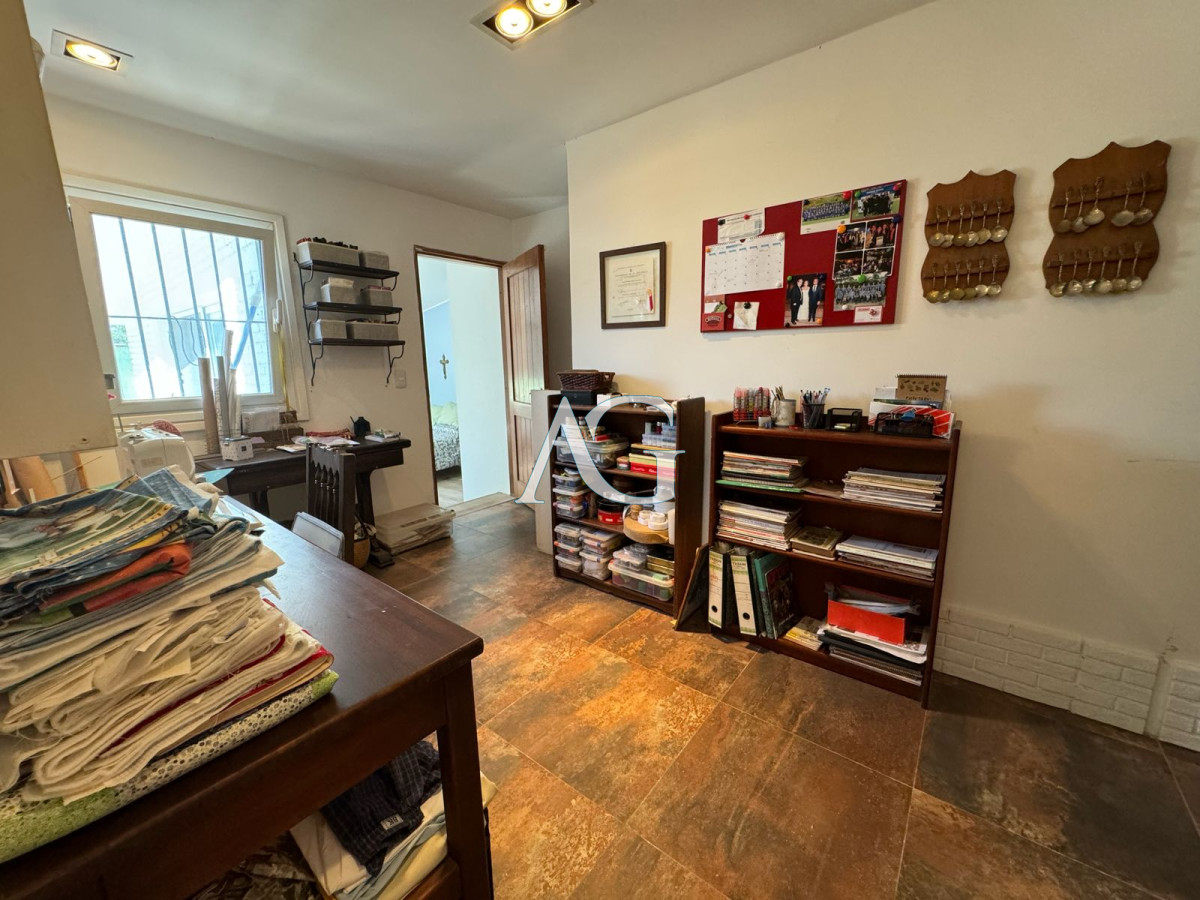 Casa ID.403 - En venta casa de 3 dormitorios, con piscina y barbacoa, en Barrio Golf, Punta Este