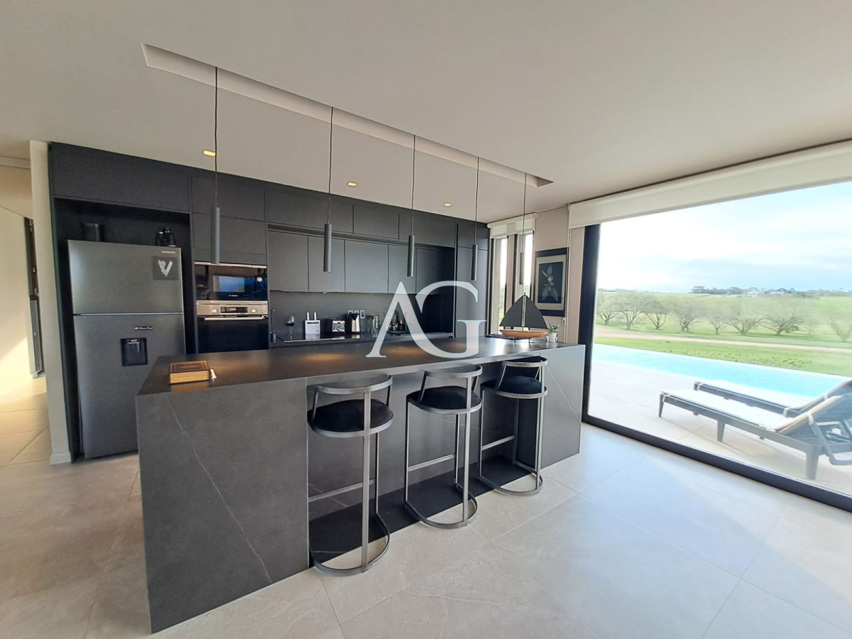 Casa ID.484 - Espectacular chacra con chalet en venta de un estilo minimalista, 2 dormitorios.