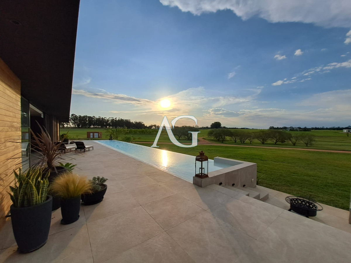 Casa ID.484 - Espectacular chacra con chalet en venta de un estilo minimalista, 2 dormitorios.