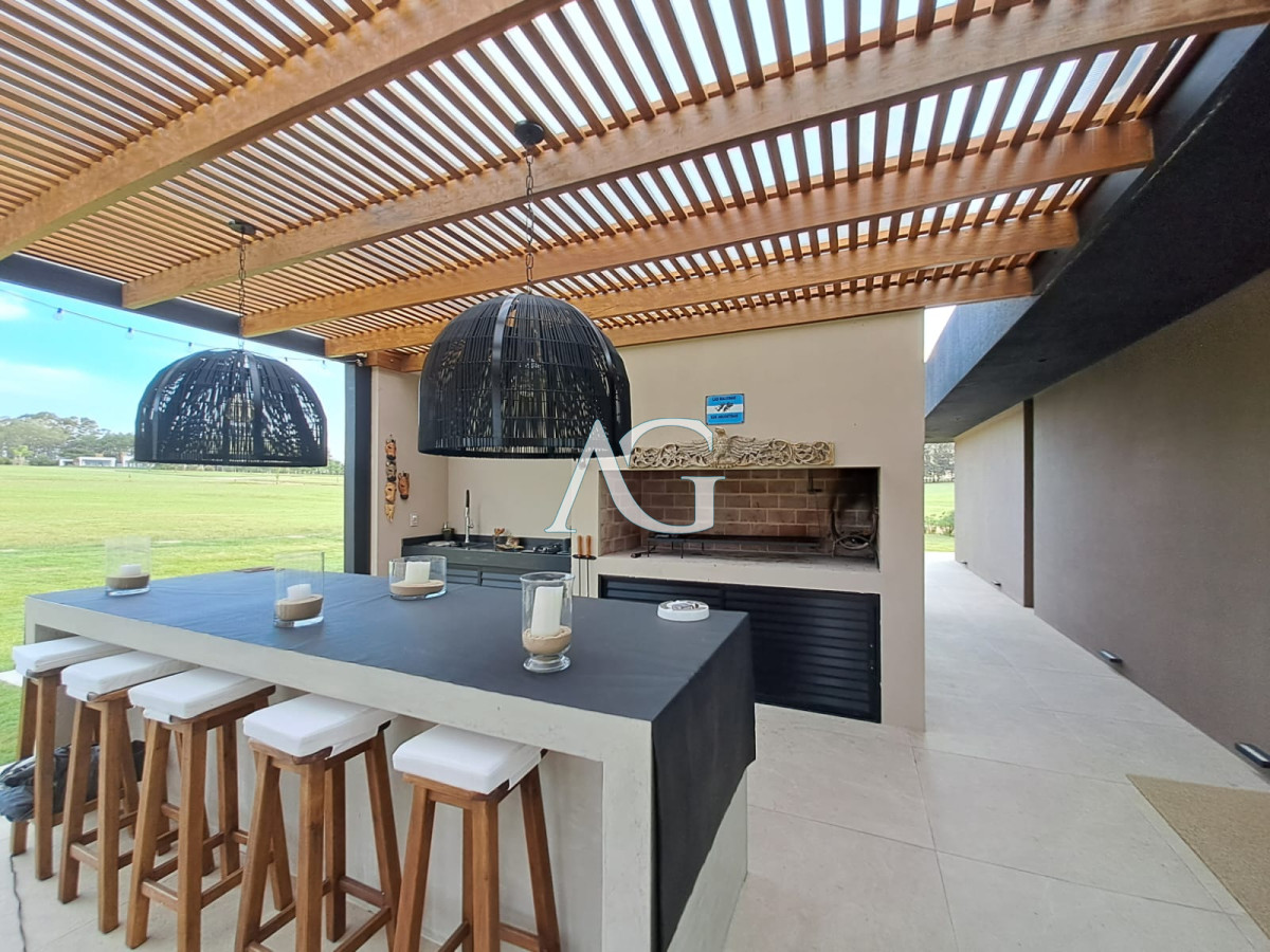 Casa ID.484 - Espectacular chacra con chalet en venta de un estilo minimalista, 2 dormitorios.