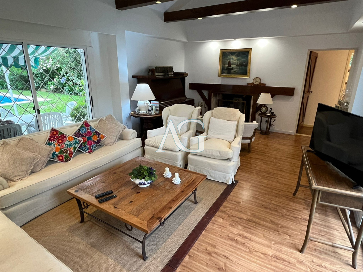 Casa ID.407 - Hermosa Casa en venta de 4 dormitorios en Cantegril, Punta del este. 