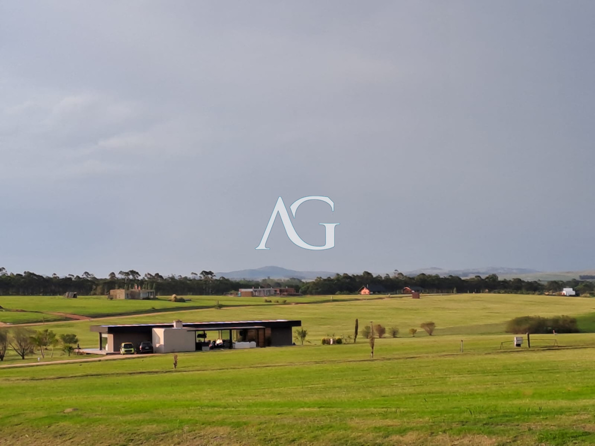 Casa ID.484 - Espectacular chacra con chalet en venta de un estilo minimalista, 2 dormitorios.